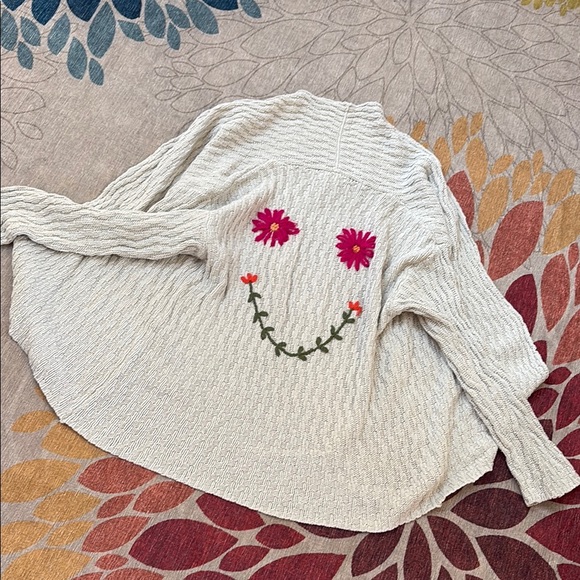 NATURAL LIFE Sweaters - Natural Life Gray Cream Sweater with Floral Smile Design XS//S